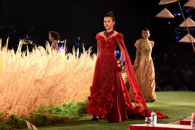 “Không chớp mắt” với những mẫu áo dài... hoành tráng - 5 Áo dài theo trường phái Soiree