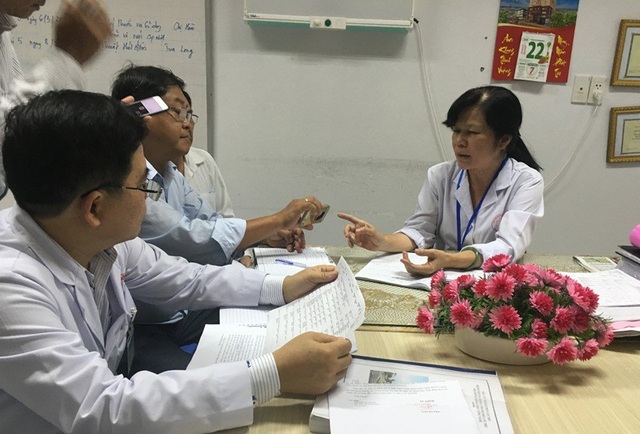 Vì sao bệnh nhân đái tháo đường uống thuốc “gia truyền” đến suy đa tạng? - 1 Đại diện Thanh tra Y tế làm việc với các bác sĩ BV đa khoa TP Cần Thơ để nắm tình hình