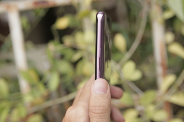 Đập hộp Galaxy S9+ chính hãng màu tím độc đáo tại Việt Nam - 12 Cạnh phải là nút nguồn.