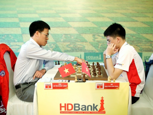 HDBank góp phần thay đổi diện mạo cờ vua Việt Nam - 2 Kỳ Thủ Lê Quang Niêm của Việt Nam- hiện xếp hạng 22 thế giới đấu cùng Kỳ thủ Nguyễn Anh Khôi– vô địch thế giới U 10, đương kim vô địch Cờ vua Việt Nam 2016, tại giải HDBank cup