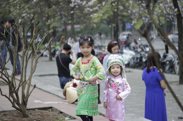 Bạn trẻ Thủ đô thích thú tạo dáng bên sắc tím hoa ban - 4 Bạn trẻ Thủ đô thích thú tạo dáng bên sắc tím hoa ban - 4
