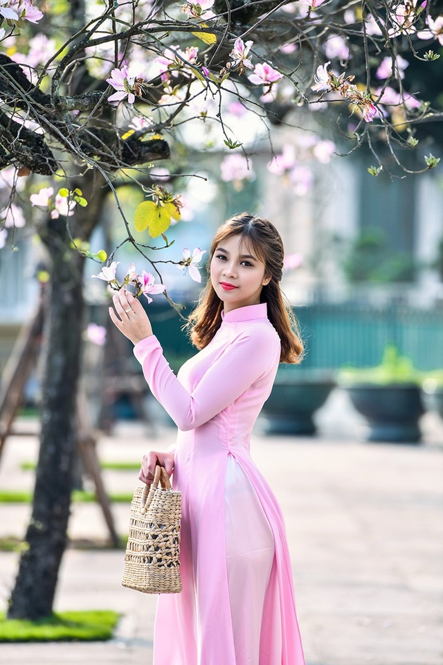Nữ sinh 9X bên sắc tím hoa ban giữa lòng Thủ đô - 11 Nữ sinh 9X bên sắc tím hoa ban giữa lòng Thủ đô - 11