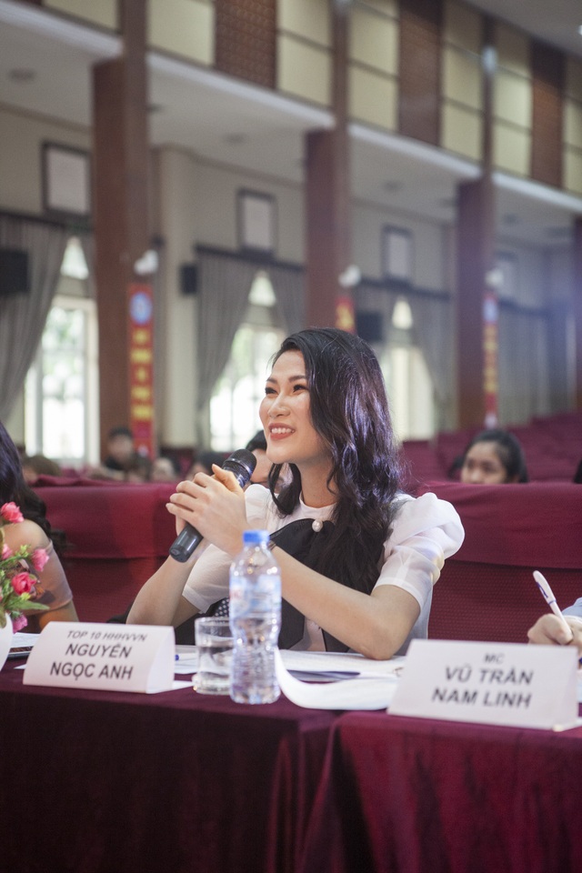 Top 10 Hoa hậu Hoàn vũ Ngọc Anh nổi bật trên ghế giám khảo - 3 Người đẹp tươi tắn khi chia sẻ và góp ý với phần trình diễn của các thí sinh.