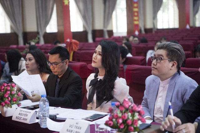 Top 10 Hoa hậu Hoàn vũ Ngọc Anh nổi bật trên ghế giám khảo - 4 Ngọc Anh nổi bật giữa giàn giám khảo.
