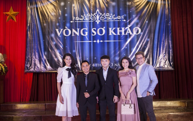 Top 10 Hoa hậu Hoàn vũ Ngọc Anh nổi bật trên ghế giám khảo - 5 Các giám khảo chụp ảnh kỷ niệm.