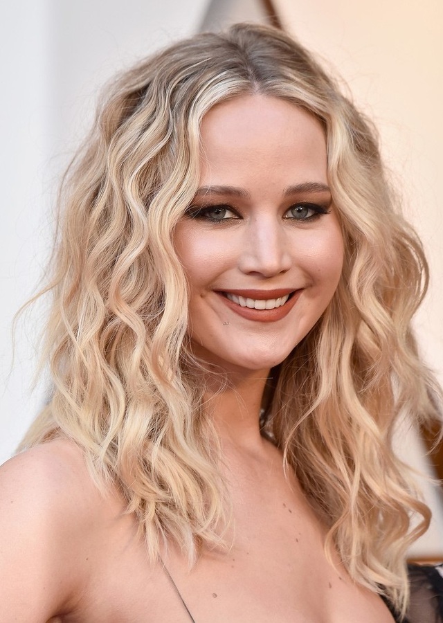 Jennifer Lawrence xách váy, trèo ghế tại lễ trao giải Oscar 2018 - 1
Jennifer Lawrence xuất hiện thu hút và gợi cảm tại lễ trao giải Oscar 2018, ngày 5/3.