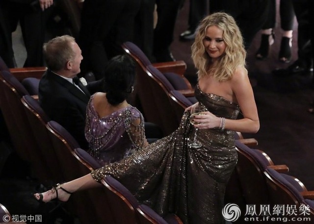 Jennifer Lawrence xách váy, trèo ghế tại lễ trao giải Oscar 2018 - 9 Jennifer Lawrence xách váy, trèo ghế tại lễ trao giải Oscar 2018 - 9