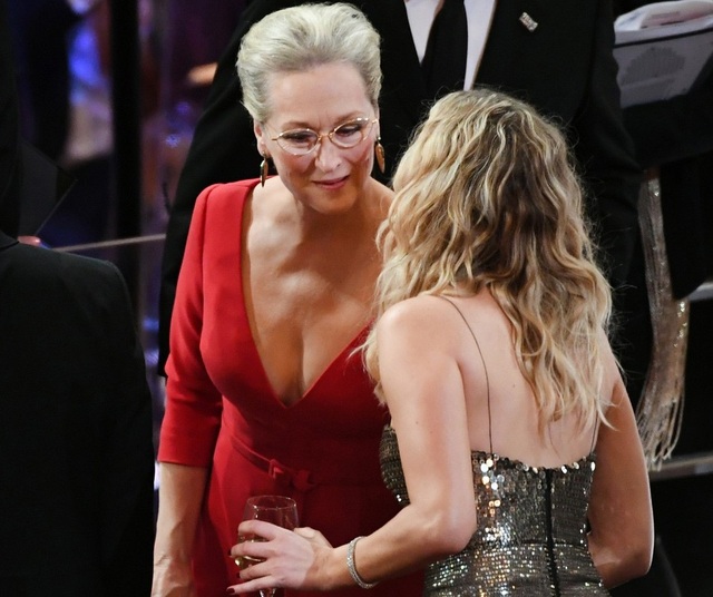 Jennifer Lawrence xách váy, trèo ghế tại lễ trao giải Oscar 2018 - 16
Meryl Streep năm nay tiếp tục được đề cử trong hạng mục Nữ diễn viên chính xuất sắc nhất.