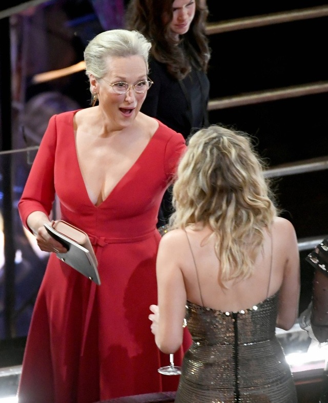 Jennifer Lawrence xách váy, trèo ghế tại lễ trao giải Oscar 2018 - 14
Jennifer vui vẻ trò chuyện với ngôi sao kỳ cựu Meryl Streep khi tiến vào chỗ ngồi.