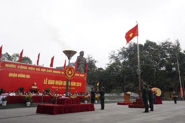Tân binh rạng rỡ chào người thân lên đường nhập ngũ - 1
Sáng 5/3, thành phố Hà Nội đã đồng loạt tổ chức lễ giao nhận quân theo Luật nghĩa vụ quân sự. Hơn 3.000 thanh niên Thủ đô đã chính thức lên đường nhập ngũ, thực hiện nghĩa vụ thiêng liêng với Tổ quốc. Lễ giao nhận quân quận Đống Đa diễn ra trang trọng dưới chân tượng đài người anh hùng dân tộc Quang Trung - Nguyễn Huệ. Tổng số giao, nhận quân đợt này của quận Đống Đa có 99 công dân, trong đó 90 công dân thuộc Quân đội, còn lại thuộc Công an. Trong ảnh là lễ thắp lửa truyền thống.