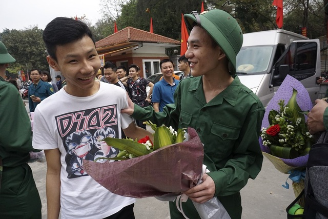 Tân binh rạng rỡ chào người thân lên đường nhập ngũ - 11
Chia tay bạn bè trước khi lên đường.
