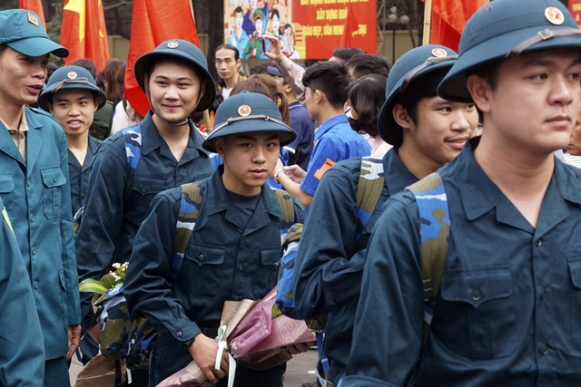 Tân binh rạng rỡ chào người thân lên đường nhập ngũ - 3 Đại diện các đơn vị quân đội nhận quân bao gồm: Sư đoàn 371 (Quân chủng PKKQ - 36 công dân); Sư đoàn 301 (BTLTĐ Hà Nội 07 công dân); Trường Quân sự (Quân đoàn 2 có 30 công dân); Trung tâm huấn luyện 334 (Tổng cục Kỹ thuật 16 công dân); Tổng cục Hậu Cần 01 công dân.