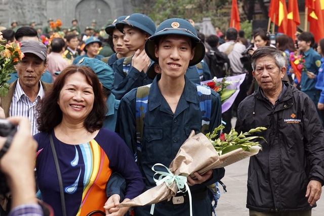 Tân binh rạng rỡ chào người thân lên đường nhập ngũ - 4 Số công dân còn lại nhập ngũ vào Công an Nhân dân, hoàn thành 100% chỉ tiêu của Chủ tịch UBND Thành phố giao cho quận Đống Đa năm 2018.