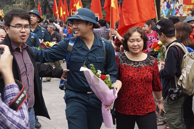 Tân binh rạng rỡ chào người thân lên đường nhập ngũ - 5 Trình độ văn hóa ĐH, CĐ, TC đạt 48,8%, 01 đảng viên, trong đó 29 công dân tình nguyện nhập ngũ.