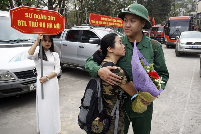 Tân binh rạng rỡ chào người thân lên đường nhập ngũ - 7 Mẹ và con trước giờ lên đường nhập ngũ.