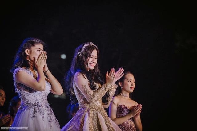 Nữ sinh xinh đẹp trường Ams giành học bổng hơn 5 tỷ đồng từ đại học Mỹ - 4 Minh Anh tỏa sáng trong các cuộc thi ở trường bởi sự thông minh, tài năng và xinh đẹp.