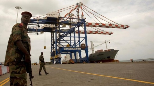 Djibouti quốc hữu hóa cảng cho nước ngoài thuê để giao nhà thầu Trung Quốc - 1
Quân nhân Djibouti kiểm soát cảng DCT - Ảnh: Reuters