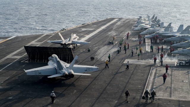 Uy lực máy bay chiến đấu "Ong bắp cày" trên tàu sân bay thăm Việt Nam - 6
Ngoài ra, F/A - 18 Super Hornet cũng sở hữu kho vũ khí khổng lồ, với 11 giá treo trên cánh và giữa thân, cho phép nó mang tải trọng 8 tấn vũ khí bên ngoài.