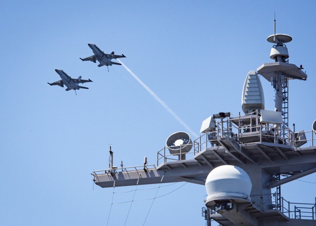 Uy lực máy bay chiến đấu "Ong bắp cày" trên tàu sân bay thăm Việt Nam - 8
Hệ thống radar AESA APG-79 trên F/A-18 Super Hornet cho phép đồng thời tấn công đối không và đối đất.