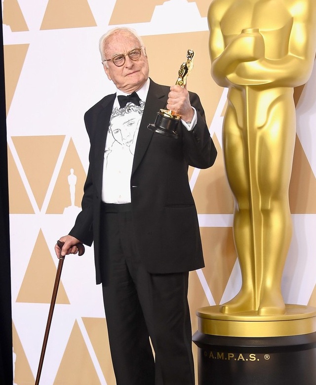 Oscar 2018: Khôngcó nhiều bất ngờ tại các hạng mục quan trọng! - 7
James Ivory khoe tượng vàng Oscar hạng mục Chuyển thể kịch bản hay nhất cho bộ phim Call Me By Your Name và trở thành người cao tuổi nhất giành giải trong lịch sử giải Oscar.