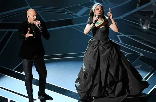 Oscar 2018: Khôngcó nhiều bất ngờ tại các hạng mục quan trọng! - 18
Andra Day và Common trình diễn ca khúc Stand Up For Something trong bộ phim Marshall tại lễ trao giải Oscar 2018.