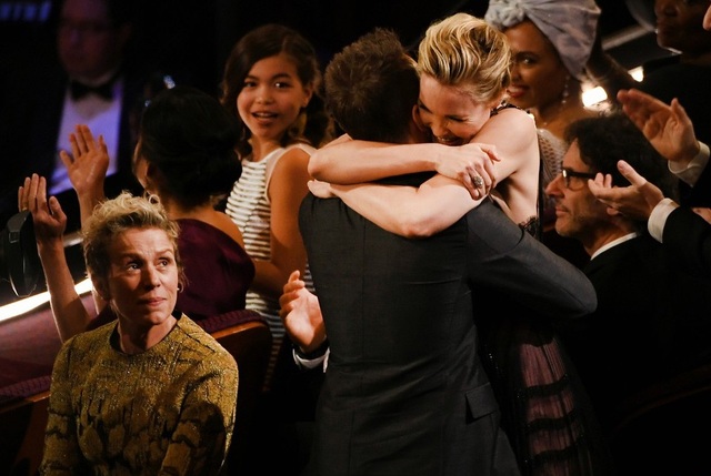 Oscar 2018: Khôngcó nhiều bất ngờ tại các hạng mục quan trọng! - 4
Nữ diễn viên Frances McDormand xúc động khi chứng kiến người đồng nghiệp - Sam Rockwell giành giải Nam diễn viên phụ xuất sắc nhất.