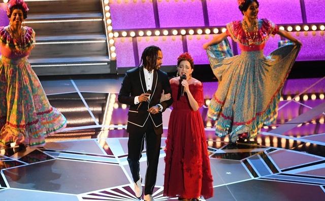 Oscar 2018: Khôngcó nhiều bất ngờ tại các hạng mục quan trọng! - 17
Gael Garcia Bernal, Miguel và Natalia LaFourcade trình diễn ca khúc Remember Me trong bộ phim Coco tại lễ trao giải Oscar 2018.