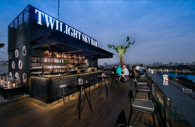 Daily BBQ – Đừng bỏ lỡ quanh phố đi bộ Hồ Gươm - 1 Toàn cảnh Twilight Sky Bar cùng góc nhìn tuyệt đẹp ra hồ Hoàn Kiếm