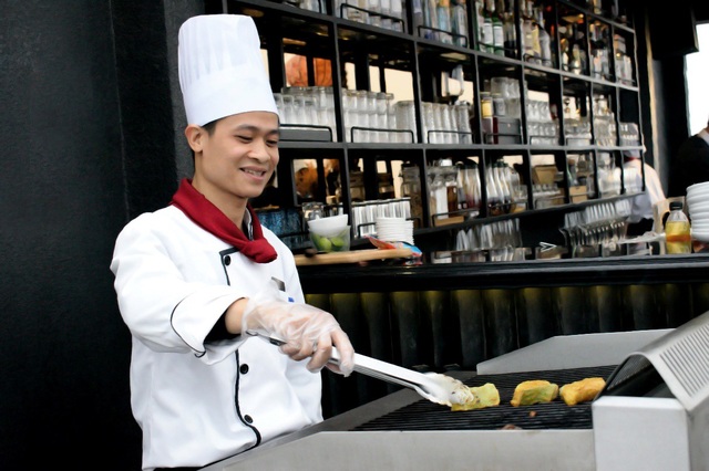 Daily BBQ – Đừng bỏ lỡ quanh phố đi bộ Hồ Gươm - 2 Đầu bếp vừa nướng đồ vừa chia sẻ bí quyết tẩm ướp nguyên liệu
