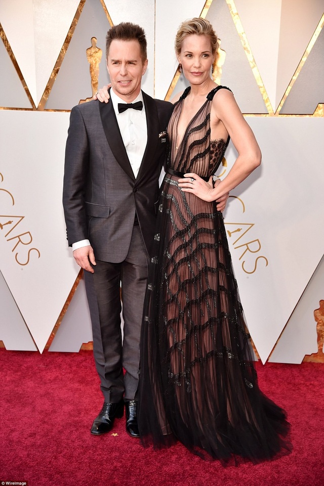 Người đẹp dập dìu khoe dáng trên thảm đỏ Oscar - 26
Leslie Bibb và bạn trai lâu năm Sam Rockwell
