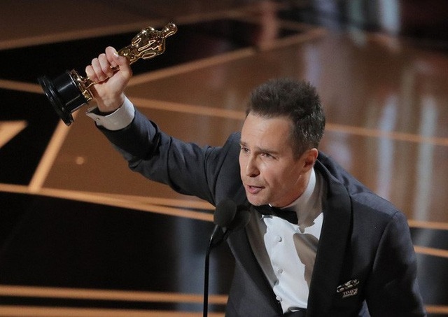 Oscar 2018: Khôngcó nhiều bất ngờ tại các hạng mục quan trọng! - 9
Sam Rockwell nhận giải Oscar 2018 cho Nam diễn viên phụ xuất sắc nhất.