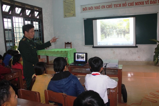 Thú vị “tiết học biên giới” của học sinh vùng cao - 4 Những hình ảnh kết hợp với nội dung làm cho tiết học trở nên thú vị hơn