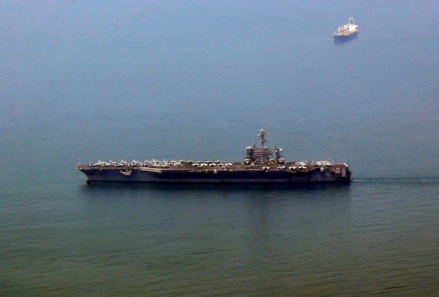 Hình ảnh đầu tiên của tàu sân bay Mỹ thăm Việt Nam trên báo chí quốc tế - 1
Hộ tống tàu sân bay USS Carl Vinson trong chuyến thăm này còn có tàu tuần dương USS Lake Champlain và tàu khu trục USS Wayne E. Meyer. Trong ảnh: Tàu sân bay USS Carl Vinson cập cảng Tiên Sa, thành phố Đà Nẵng sáng 5/3. (Ảnh: Reuters)
