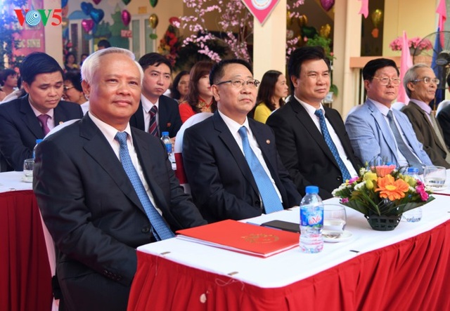 Trường mẫu giáo Việt Triều đón nhận Huân chương Độc lập hạng Ba - 1 Ông Uông Chu Lưu (trái), Ủy viên Trung ương Đảng, Phó Chủ tịch Quốc hội, ông Kim Myong Gil (thứ 2 bên trái sang) Đại sứ đặc mệnh toàn quyền CHDCND Triều Tiên tại Việt Nam. (Ảnh: VOV)