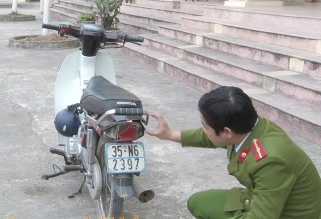 Nhóm đối tượng tự làm hỏng xe rồi vu vạ để… cướp tài sản - 2 Chiếc xe máy các đối tượng tự đập vỡ đèn để vu vạ, ép đền bù.