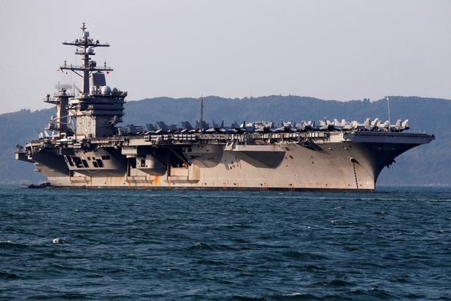 Bác sĩ gốc Việt trên tàu sân bay Mỹ thăm Đà Nẵng - 2
Tàu sân bay USS Carl Vinson neo tại cảng Tiên Sa, Đà Nẵng trong chuyến thăm Việt Nam từ ngày 5-9/3. (Ảnh: Reuters)