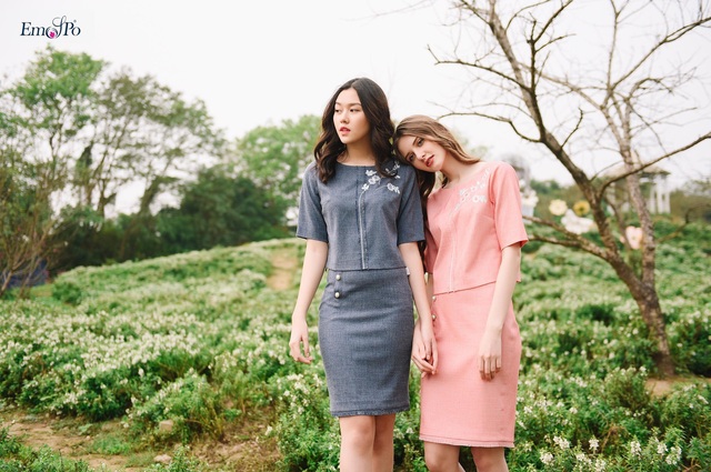 Xu hướng xuân hè 2018, Emspo tái hiện họa tiết thêu đa sắc qua BST Thanh Xuân - 3
Với đường nét uyển chuyển, hiện đại và tính ứng dụng cao, BST sử dụng những chất liệu cao cấp từ sợi tự nhiên như: ren, voan, lụa organza hay taffeta mang lại sự nhẹ nhàng, thanh thoát cho người mặc.