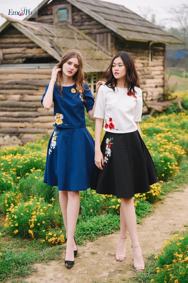 Xu hướng xuân hè 2018, Emspo tái hiện họa tiết thêu đa sắc qua BST Thanh Xuân - 4
Họa tiết thêu hoa lá, cỏ cây phần nào giúp chiếc đầm trở nên hiện đại nhưng vẫn có nét cổ điển.