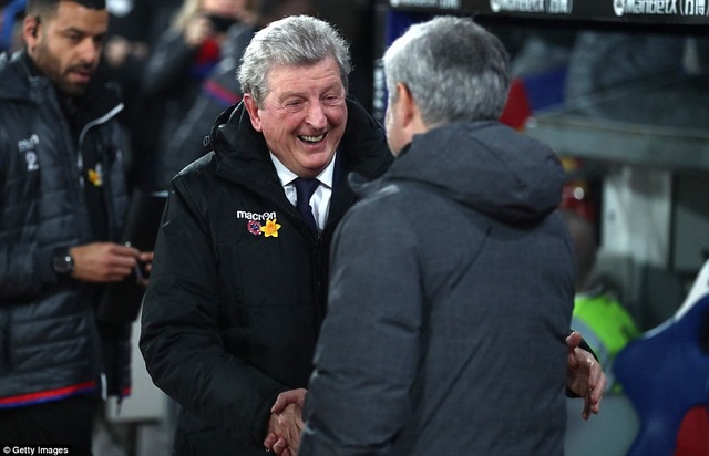 Nhìn lại màn ngược dòng ngoạn mục của MU trên sân Crystal Palace - 1
HLV Roy Hodgson (trái) và Jose Mourinho tay bắt mặt mừng trước trận đấu quan trọng. Cả hai đội bóng đều đang khát ba điểm, nhưng các HLV không vì thế mà tỏ ra căng thẳng.