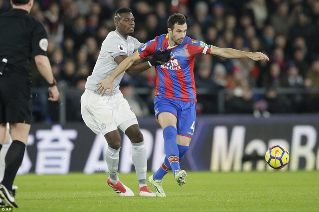 Nhìn lại màn ngược dòng ngoạn mục của MU trên sân Crystal Palace - 6
Pogba (trái) cố gắng túm Milivojevic không dể tiền vệ của đối phương thoát đi