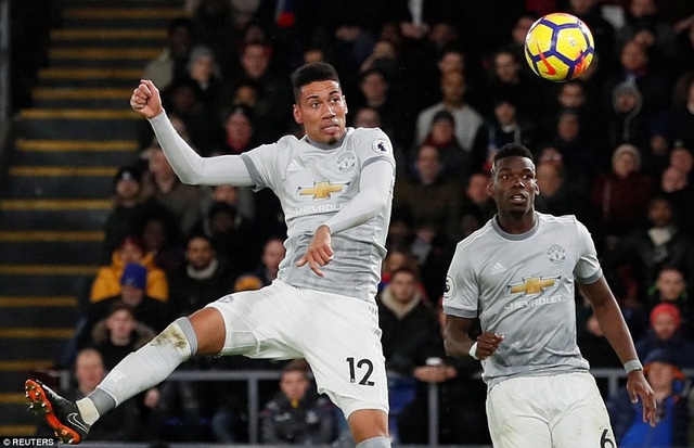 Nhìn lại màn ngược dòng ngoạn mục của MU trên sân Crystal Palace - 9
MU vùng dậy sau hai bàn thua, phút 55 Smalling đánh đầu chính xác đưa MU rút ngắn tỉ số xuống 1-2
