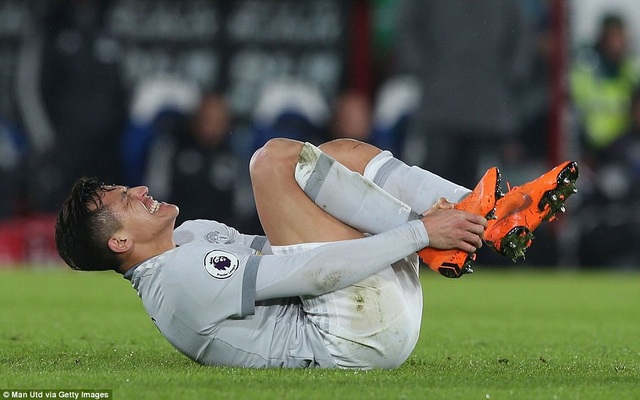 Nhìn lại màn ngược dòng ngoạn mục của MU trên sân Crystal Palace - 11
Sanchez bị cầu thủ của đối phương phạm lỗi, anh thi đấu khá âm thầm, dù chưa ghi bàn nhưng tiền đạo người Chile vẫn đóng góp lớn vào lối chơi chung của MU