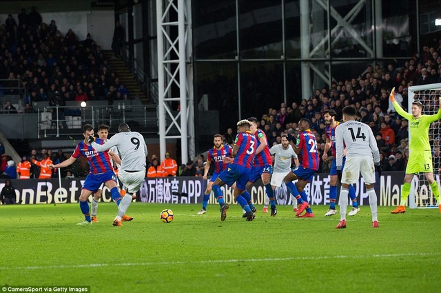 Nhìn lại màn ngược dòng ngoạn mục của MU trên sân Crystal Palace - 13
Tuy nhiên, cuối cùng MU vẫn ghi bàn và người lập công là Lukaku. Một bàn thắng cho thấy sự tinh quái của tiền đạo người Bỉ