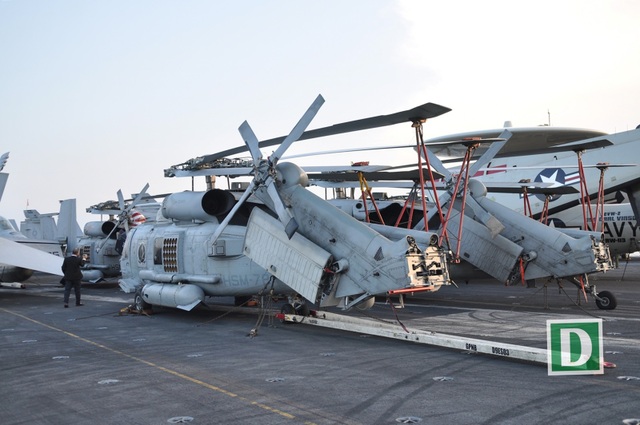 Dàn tiêm kích, máy bay do thám trên tàu sân bay Mỹ ở Đà Nẵng - 8
Dàn trực thăng trên tàu sân bay. USS Carl Vinson có thể chuyên chở 90 máy bay các loại bao gồm tiêm kích, trực thăng