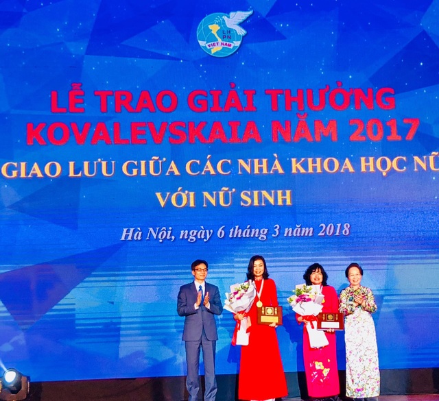 Chân dung 2 nhà khoa học nữ xuất sắc nhận giải thưởng Kovalevskaia - 1
Phó Thủ tướng Vũ Đức Đam và GS.TS Nguyễn Thị Doan nguyên Phó Chủ tịch nước, Chủ tịch Hội Khuyến học Việt Nam, Chủ tịch UBGT Kovalevskaia trao giải thưởng tới 2 nhà khoa học nữ xuất sắc