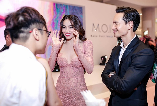 Hồ Ngọc Hà dành nụ hôn cho Trấn Thành dù có mặt “người tình” Kim Lý - 5 Cả hai vui vẻ trò chuyện cùng mọi người tại sự kiện.