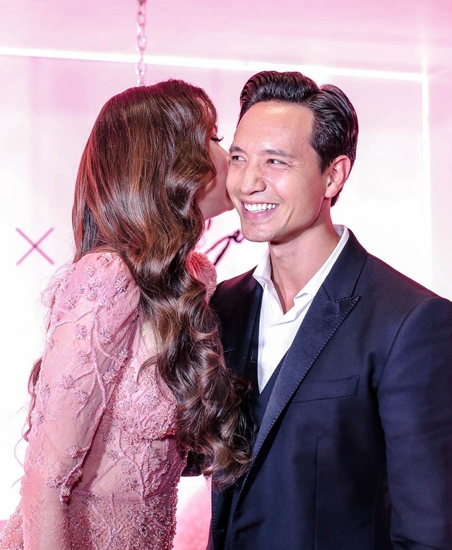 Hồ Ngọc Hà dành nụ hôn cho Trấn Thành dù có mặt “người tình” Kim Lý - 3 Hà Hồ không ngại thể hiện tình cảm thân mật bên cạnh bạn trai của mình trước đám đông
