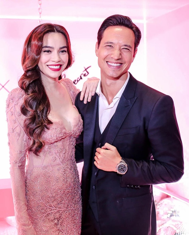 Hồ Ngọc Hà dành nụ hôn cho Trấn Thành dù có mặt “người tình” Kim Lý - 4 Diễn viên Kim Lý cũng cười rạng rỡ không kém, từ khi trở thành bạn trai của Hà Hồ cả hai đều gắn với nhau như hình với bóng. Trong tất cả các công việc của Hà Hồ cũng như trong cuộc sống đều có sự xuất hiện của Kim Lý