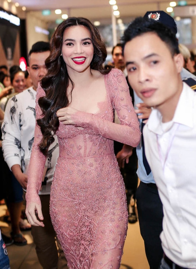 Hồ Ngọc Hà dành nụ hôn cho Trấn Thành dù có mặt “người tình” Kim Lý - 1 Hồ Ngọc Hà xuất hiện với trang phục xuyên thấu tông hồng gợi cảm. Cô cười rạng rỡ trong sự kiện quan trọng của chính mình