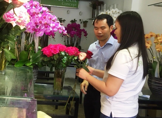 Thị trường ngày 8/3: Phát sốt với hoa hồng kim cương - 4 Nhiều “đấng mày râu” đã rục rịch đến các cửa hàng hoa tươi để chuẩn bị cho ngày 8/3